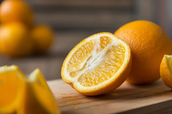 Eine halbe frische Orange auf einem Schneidebrett — Stockfoto