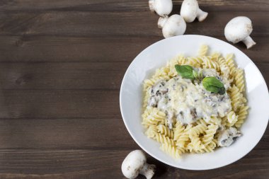 mantar soslu makarna ve peynir, fesleğen bir sprig ile bir