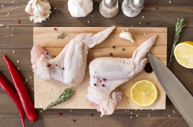 doğrama Kurulu, biber, limon, g üzerinde baharat ile çiğ tavuk kanatları