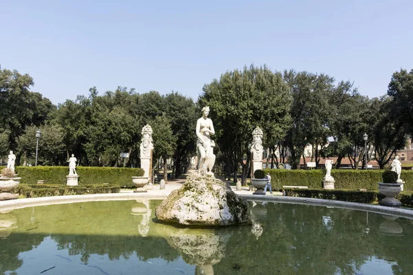 Lagoa com esculturas no parque em Villa Borghese em Roma, Ital — Fotografia de Stock