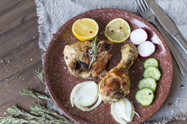 soğan, limon, turp ve salatalık ile kızarmış tavuk bacakları b