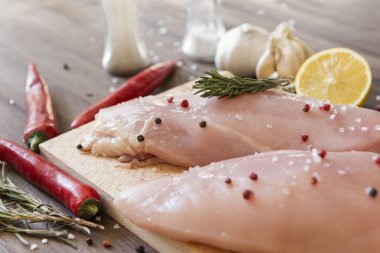 biberiye ve baharat closeup bir sprig ile tavuk fileto