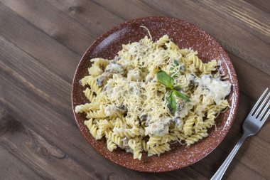 mantar soslu makarna, rendelenmiş peynir ve Fesleğen sprig, çatal o