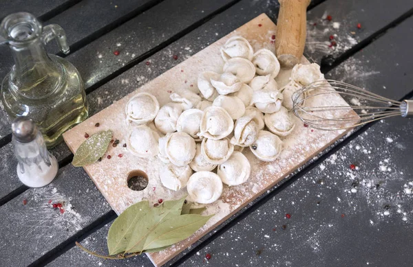 Rauwe dumplings in meel op een snijplank, bovenaanzicht, Corolla, BA — Stockfoto