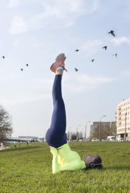 şehirde çim fitness yapan kız, kız onu kaldırdı 