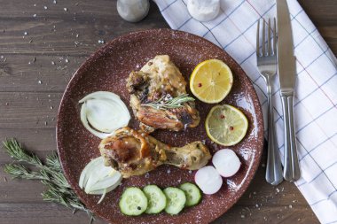 bir tabak kızarmış tavuk budu