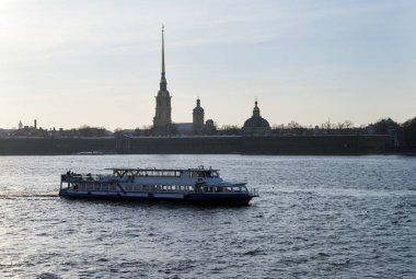 Peter ve Paul fort karşısında Neva nehri üzerinde zevk tekne