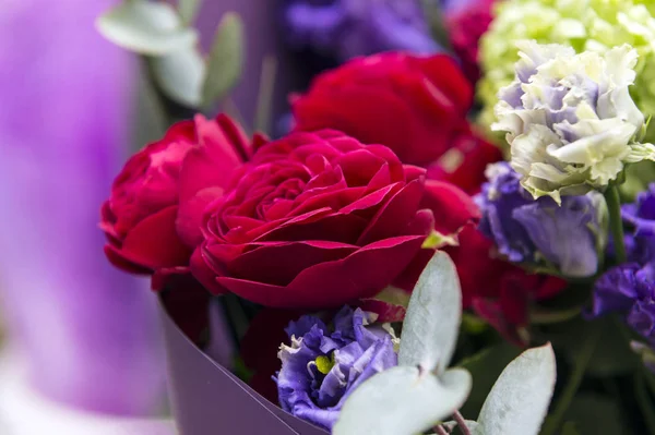 Buquê de rosas vermelhas e eustomas lilás, flores — Fotografia de Stock