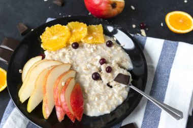 meyve, çilek ve çikolata ile yulaf lapası, bir tabakta yulaf ezmesi