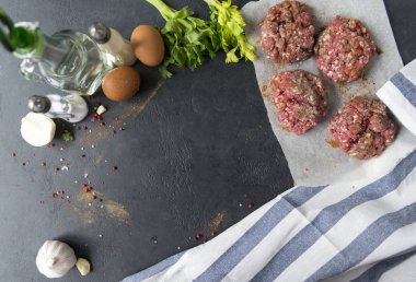 4 sığır köftesi, hamburger, kereviz, yumurta, baharat, tereyağı, sarımsak, t