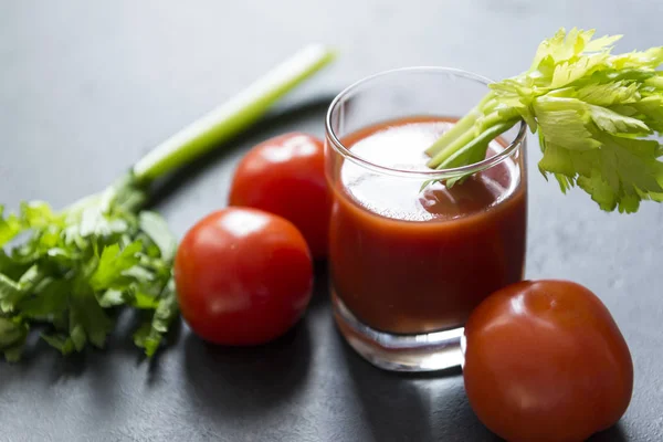 Vaso de jugo de tomate con apio, tomates frescos en respaldo negro —  Fotos de Stock