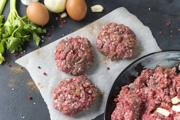 3 costeletas de carne crua, hambúrguer, carne moída, especiarias, ovos, aipo , — Fotografia de Stock