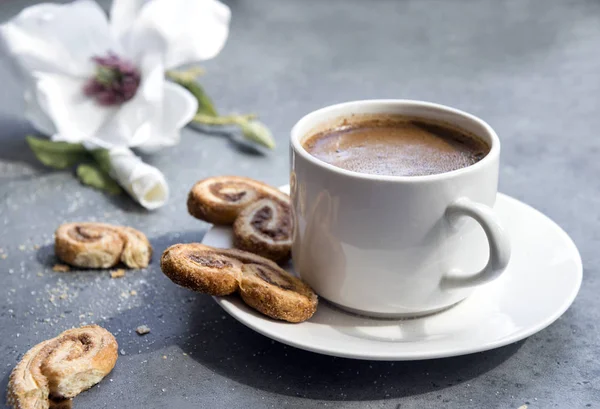 Taza de café con galletas, flor de Magnolia en el fondo —  Fotos de Stock
