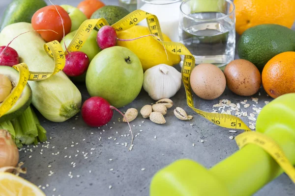 Groenten en fruit, eieren, glas water, halter, meten — Stockfoto