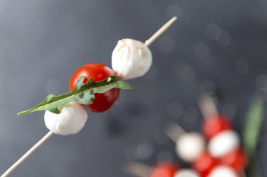 kiraz domates ve roka bir delikanlı ile mozzarella topları 