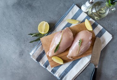 tahta ve havlu kesme üzerinde roka ile çiğ tavuk fileto, knif