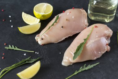 Bir Blac üzerinde roka ve baharatlar ile ham tavuk fileto 2 adet