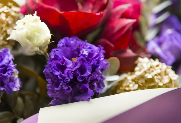 Bouquet di fiori lilla, un sacco di fiori freschi — Foto Stock