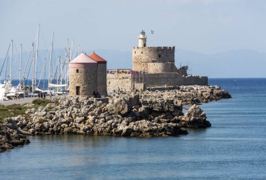 Akdeniz 'in kıyısında eski taş değirmen, Rodos, gr
