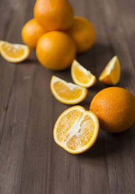 ahşap arka planda taze sulu portakal çok, tüm turuncu, 