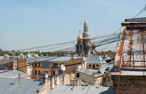Vista do telhado em São Petersburgo, Igreja do Salvador em bloo — Fotografia de Stock