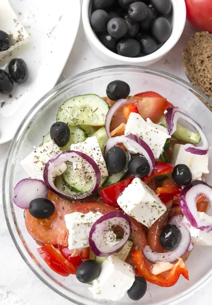 Řecký rustikální zeleninový salát s feta — Stock fotografie