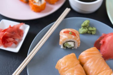 Bir tabakta somon ile Japon rulo, Japon mutfağı