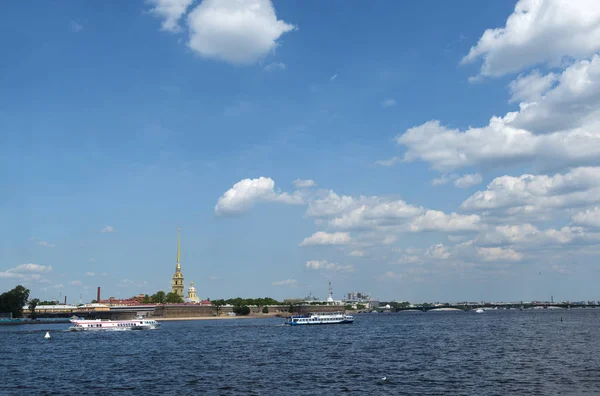 Lodě na řece Neva za slunečného dne, pohled na Petra a PA — Stock fotografie