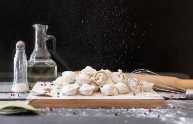 kesme Kurulu, baharatlar, Coro üzerinde un ile çiğ et köfte