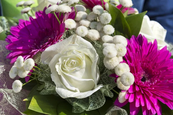 Buquê de flores frescas, rosas brancas, gerberas lilás, branco chr — Fotografia de Stock