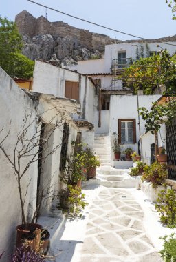 Akropolis, Yunanistan, beyaz eteklerinde Atina'da eski sokak