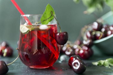 kiraz , limonata ile 1 Fincan , yeşil ve kırmızı tonları