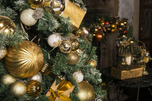 Bolas douradas e brancas na árvore de Natal — Fotografia de Stock