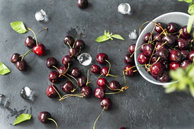 dağınık taze kiraz ve koyu bir buz parçaları ile plaka 