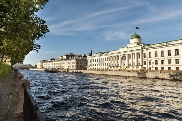 Edifícios no aterro do rio Fontanka em São Petersburgo, su — Fotografia de Stock