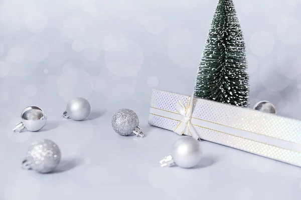 Karácsonyfa, karácsonyi bálok, ajándékdoboz szürke háttérrel, — Stock Fotó