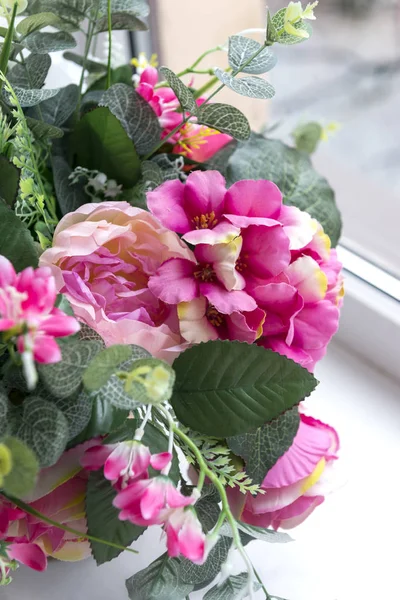 Buquê de flores rosa artificiais perto da janela, peônias e — Fotografia de Stock