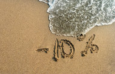 kum üzerinde yazıt eksi yüzde 10, %10, deniz dalgası üzerinde 