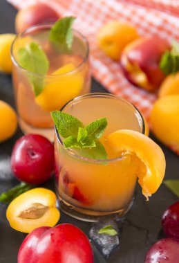 2 su bardağı kayısı suyu, taze kayısı ve erik, nane