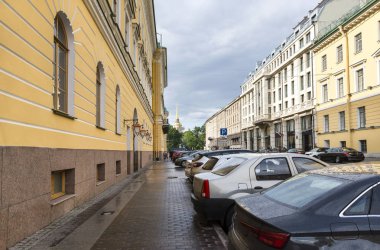 St Petersburg park edilmiş araba ile sokak, c bina