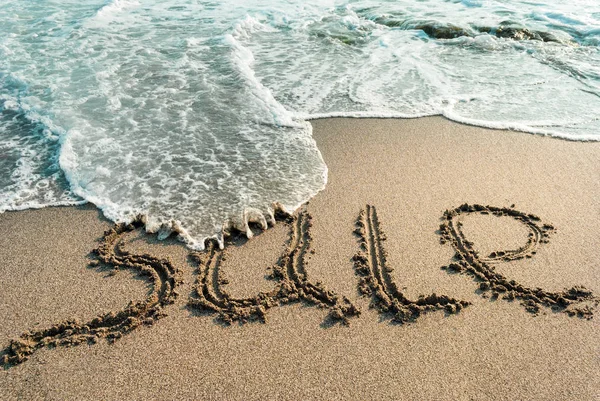 Iscrizione vendita sulla sabbia, surf, acqua di mare — Foto Stock