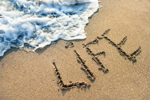 Inschrift auf dem Sand Leben, Strand, Erholung, Meerwasser — Stockfoto