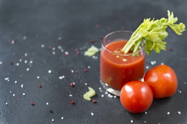 Jugo de tomate con tomates frescos y tallo de apio y especias en —  Fotos de Stock