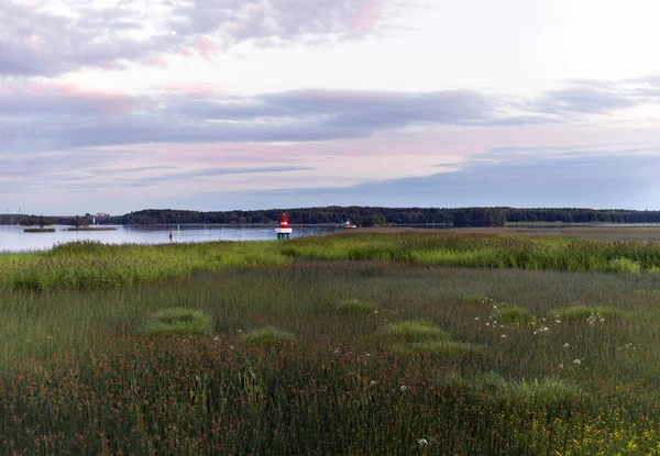 Witte nachten in het noorden, zonsondergang over de Golf van Finland — Stockfoto