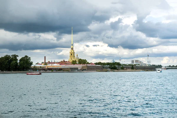 Vue sur la forteresse de Neva et Pierre et Paul, le ciel nuageux — Photo