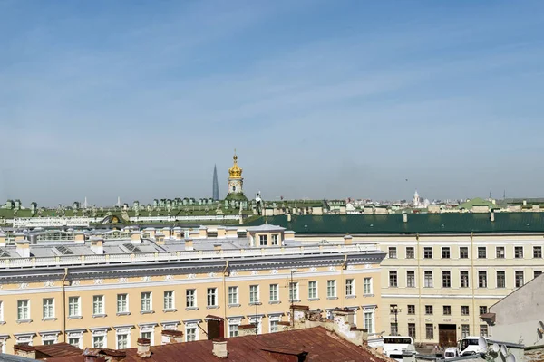 Techos de edificios en San Petersburgo en un día soleado — Foto de Stock