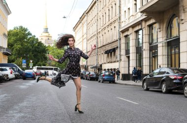 stree üzerinde uzun kahverengi elbise ve ayakkabı ince genç kadın