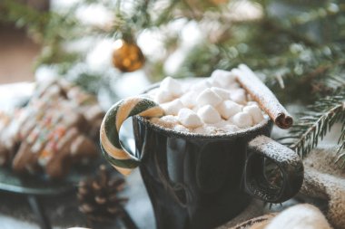 marshmallow stokumve tarçın sopa ile sıcak çikolata kupa t