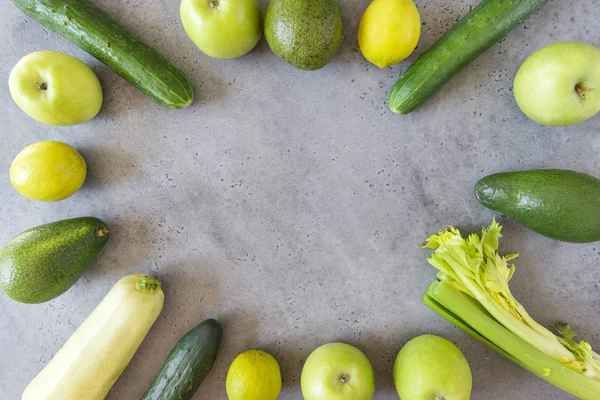 Verduras verdes no fundo de concreto cinza, pepinos, abeto — Fotografia de Stock