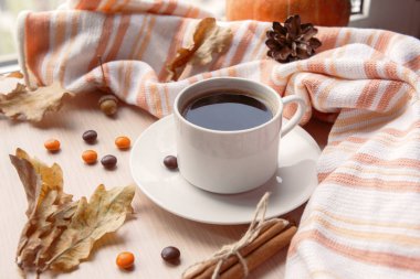  pencerenin yanında sıcak siyah kahve kupa, bir arka plan üzerinde